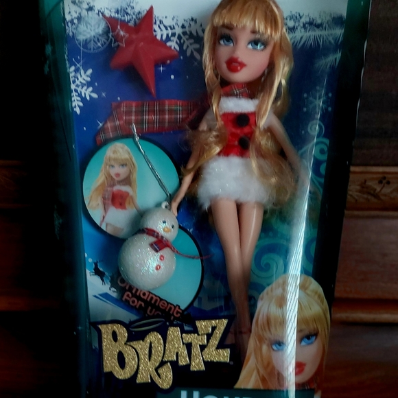 Bratz Holiday Doll - Chloe - Picture 2 of 3